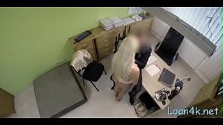 Сисястая девушка на собеседовании поеблась в кабинете в пирсингованную пизду