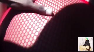 Парень в машине дал за щеку шлюхе негритоске и отъебал её в мокрую письку