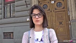 Мужик кривым писюном выебал миниатюрную тинку в попу и кончил ей на лицо и очки