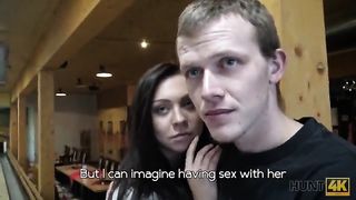 Мужик за деньги дал милой девке в баре в рот и поимел её на глазах у мужа