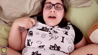 Толстая ПТУшница ебется с братом в спальне на кровати